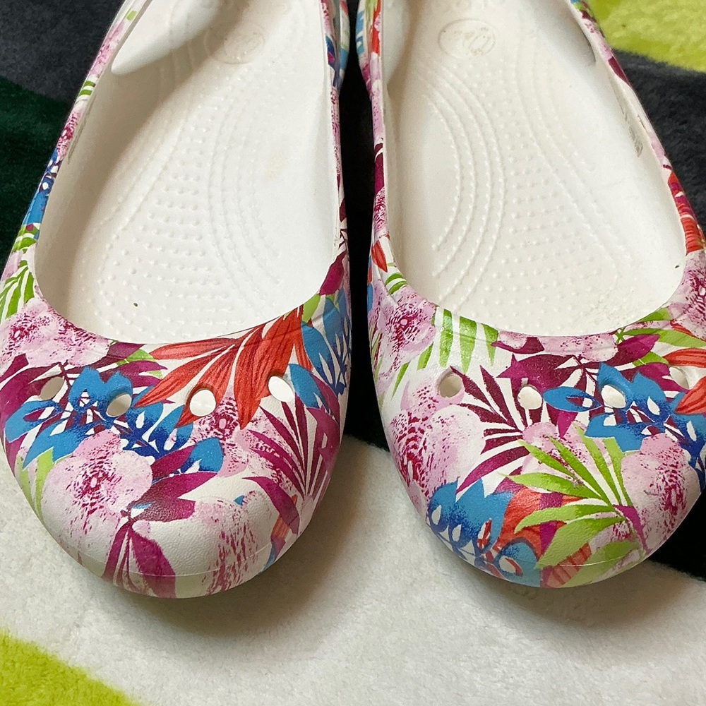 CROCS Colorful Floral Women's Flats Size 7 - Picture 8 of 9